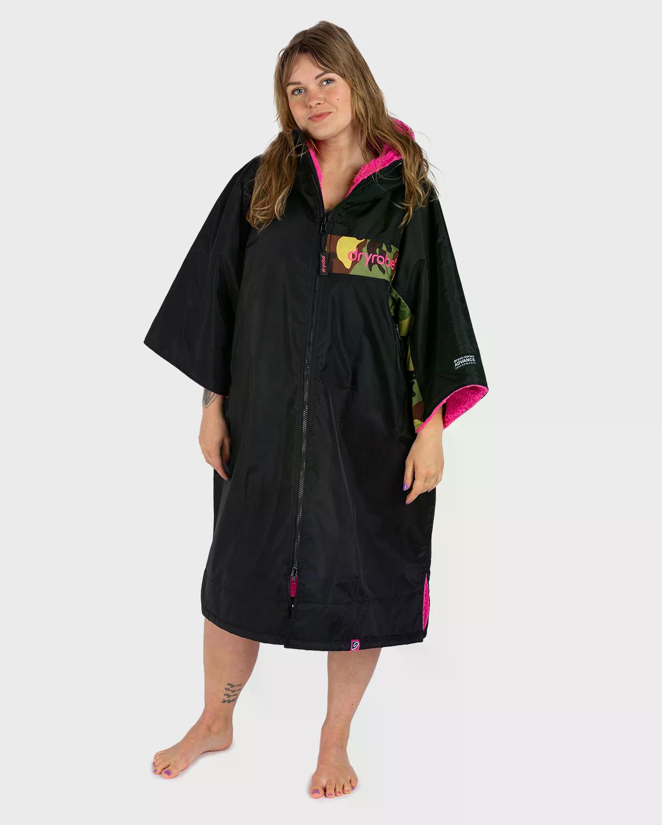 DRYROBE Advance Short Sleeve Schwarz Camo Pink S unisex wetterfester Kurzarm Outdoor-Umkleidemantel