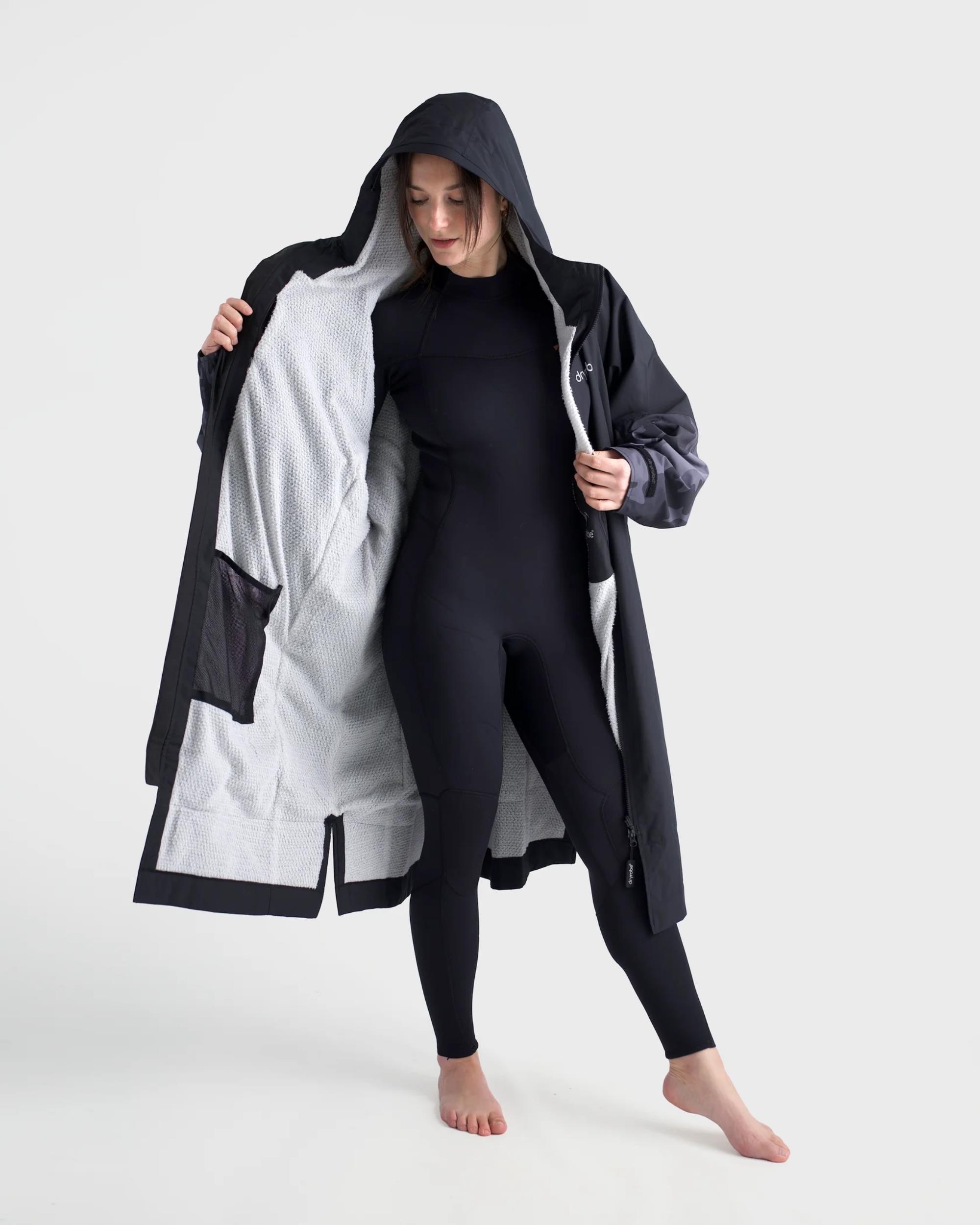 DRYROBE Tech-Lite Long Sleeve Schwarz Camo S wasserdichter unisex Outdoor-Umkleidemantel